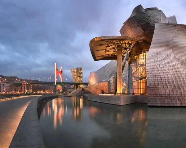 Most Salbeko Zubia i Muzeum Guggenheima wieczorem, Bilbao, Hiszpania Zdjęcie Stockowe