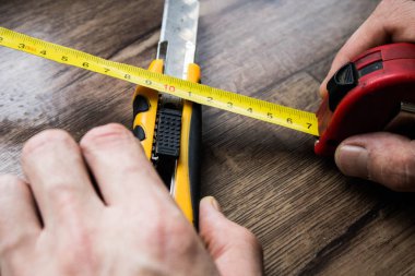 Muşamba. Ahşap doku ile döşeme örnekleri. Kesim boyutu. Yeni yıl.