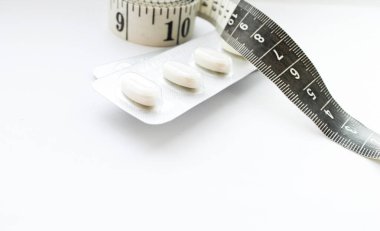 Beyaz arka plan üzerinde diyet hapları