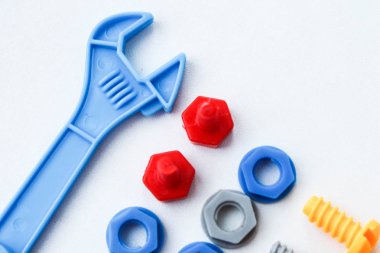 Çocuk plastik oyuncak somunlar izole bir arka plan üzerinde