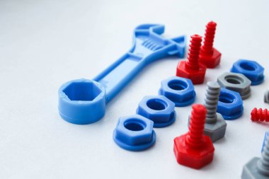 Çocuk plastik oyuncak somunlar izole bir arka plan üzerinde