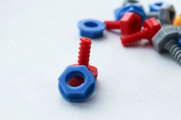 Kinder Plastic Speelgoed Bouten Moeren Een Geïsoleerde Achtergrond — Stockfoto