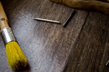 Oyma. Oymacılığı oymacı. Ahşap bir şekil yapma.