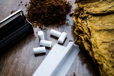 Sigara Aksesuarları. Sigara Tütün ve kağıt büküm makinesi. Üretim süreci.