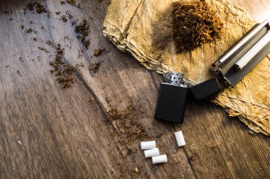 Sigara Aksesuarları. Sigara Tütün ve kağıt büküm makinesi. Üretim süreci.