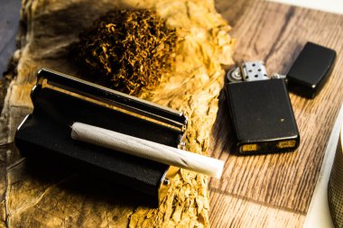 Sigara Aksesuarları. Sigara Tütün ve kağıt büküm makinesi. Üretim süreci.