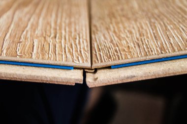 Laminat. Laminat ve floorboard örnekleri. Kesme ve zemin döşeme.