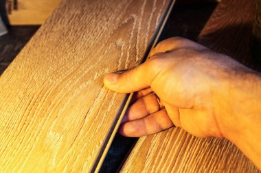 Laminat. Laminat ve floorboard örnekleri. Kesme ve zemin döşeme.