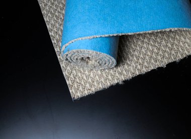 Siyah bir arka plan üzerinde halı