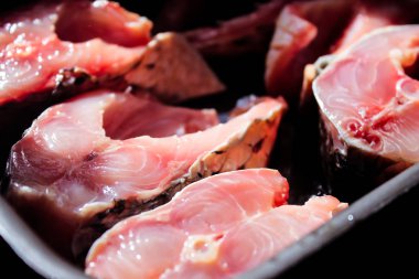 Parçalara ayrılmış taze sazan