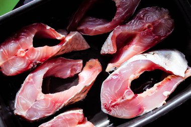 Parçalara ayrılmış taze sazan