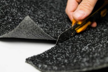 Beyaz arka planda kauçuk tabanlı halı.