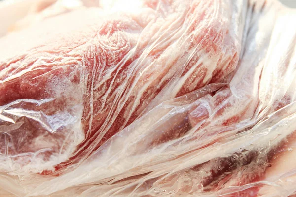 Замороженное мясо в пластиковом пакете . — стоковое фото