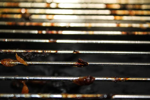 Panggang Barbekyu Kotor Berminyak Sisa Lemak Dan Daging Rak Kawat — Stok Foto