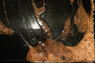 Pis yağlı barbekü ızgarası. Yağ ve et, yemek pişirdikten sonra tel rafta kalır..