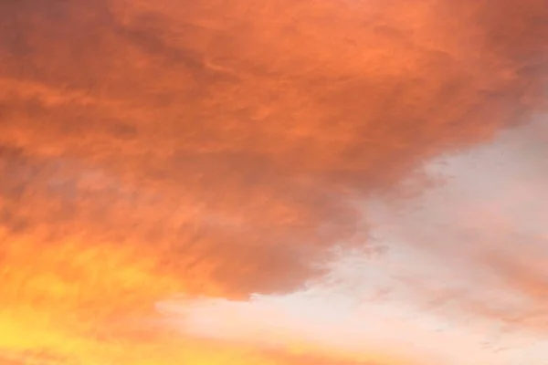 El atardecer es naranja brillante. El cielo al atardecer. —  Fotos de Stock