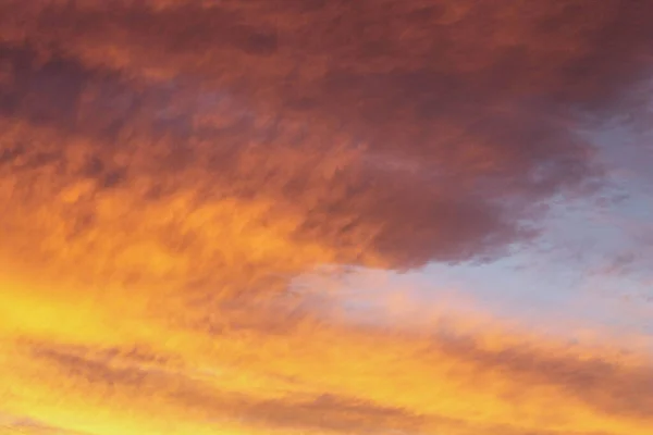 Der Sonnenuntergang ist leuchtend orange. Der Himmel bei Sonnenuntergang. — Stockfoto