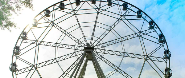 Roda gigante em um parque de diversões. Entretenimento exterior. — Fotografia de Stock