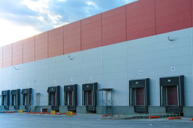 Dışarıda depo kompleksi var. Arabaya eşya yüklemek için bir kapı var. Malları depolamak için depo.