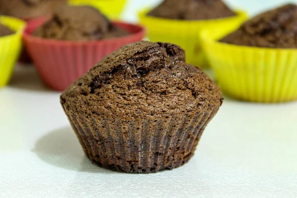 Muffins assados em uma mesa branca.Close-up — Fotografia de Stock