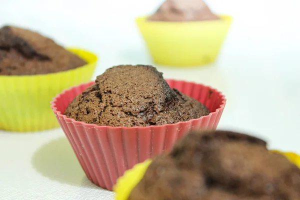 Muffins assados em uma mesa branca.Close-up — Fotografia de Stock