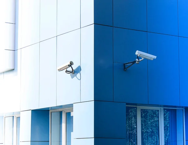 Câmaras Vigilância Edifício Estão Posicionadas Direcções Opostas — Fotografia de Stock