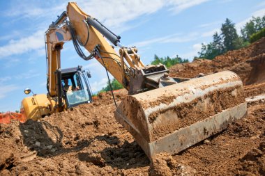 Açık alan operationexcavator inşaat sahasında - ev için temelleri kazma buldozer