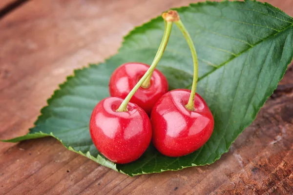 Cherry Heap Berries Wood Pile Cherries Leaves — Stock Photo, Image