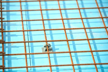 Rebars çelik betonarme için kat ısı yalıtımı ve tel örgü. Yerden ısıtma izolasyon, sıcak ev, eko dostu izolasyon. Çelik takviye çubuğu doku inşaat alanı içinde. Demir çubuklar.