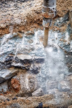 Beton inebilecek matkap kullanan çalışan adam jackhammer - yakın çekim 