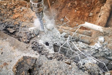 Beton inebilecek matkap kullanan çalışan adam jackhammer - yakın çekim 