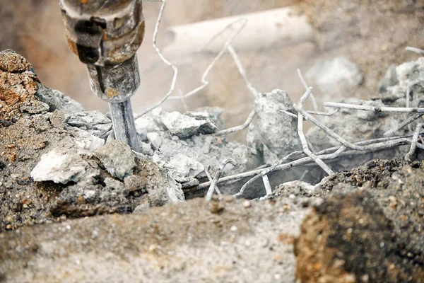 Beton inebilecek matkap kullanan çalışan adam jackhammer - yakın çekim 