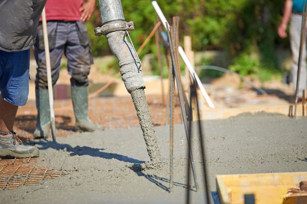 Betonowe Wylewanie Podczas Handlowych Betonowania Posadzki Budynku — Zdjęcie stockowe