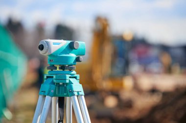 Arazi ekipman teodolit açık havada inşaat sahasında - bulanık arka plan Surveyor ekipman teodolit açık havada ve Ekskavatör inşaat sahasında arka planda