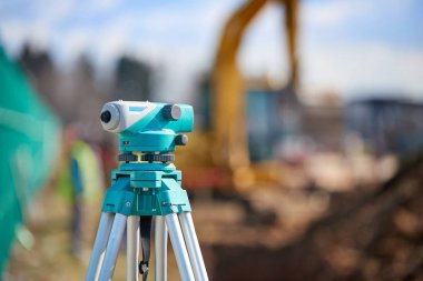 Arazi ekipman teodolit açık havada inşaat sahasında - bulanık arka plan Surveyor ekipman teodolit açık havada ve Ekskavatör inşaat sahasında arka planda