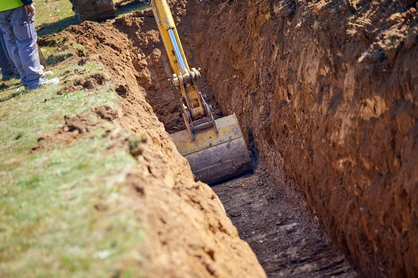 Koparko Ładowarki Kopanie Trenchexcavator Wykopuje Fundacji Dla Rur Wodociągowych — Zdjęcie stockowe