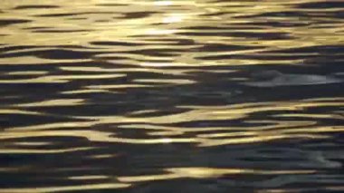 Altın su yüzeyinde dalgalanmalar, yakın