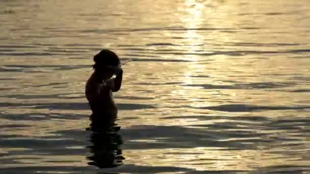 Νεαρό Αγόρι Που Διερευνά Θάλασσα Ενώ Κολύμβηση Αναπνευστήρα Καλοκαίρι Ηλιοβασίλεμα — Αρχείο Βίντεο