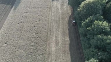 Traktör sürme alanı, tarım arazisi tarım, düz profil için hava aracı görüntüsü