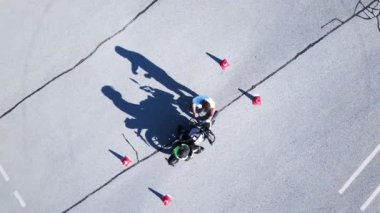 Motosiklet eğitim okulunun insansız hava aracı görüntüsü - motosiklet ehliyeti için kanıt 