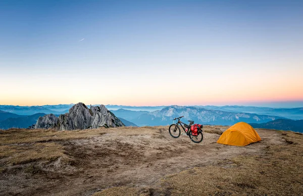 Camping Dans Les Montagnes Bord Une Falaise Avec Une Belle — Photo