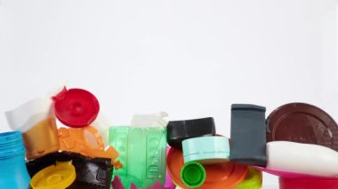 Plastik atık arka planı. Çeşitli renkli plastik ürünler, zaman aşımı.