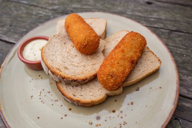 Bir restoranda Loafwith kroket.