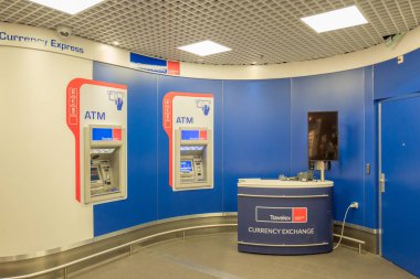 Hollanda - Amsterdam - 21 Temmuz 2018: Banka para çekme makinesi Uluslararası Havaalanı Schiphol Amsterdam, Hollanda.