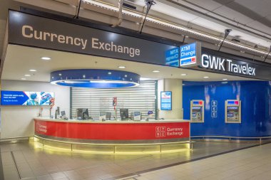 Hollanda - Amsterdam - 7 Eylül 2018: Banka para çekme makinesi Uluslararası Havaalanı Schiphol Amsterdam, Hollanda.