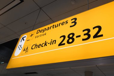 Hollanda - Amsterdam - 7 Eylül 2018: Uluslararası Havaalanı Schiphol modern geliş ve gidiş ile İngilizce ve Flamanca olarak işaretler.