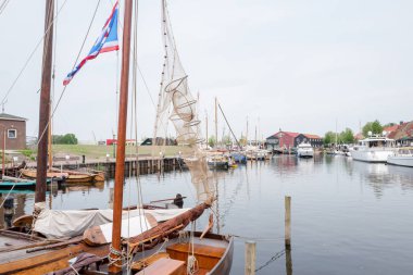 Hollanda - Elburg - 12 Mayıs 2018: tekne yelken ve Hollanda Elburg bağlantı noktası Yatlar zevk.