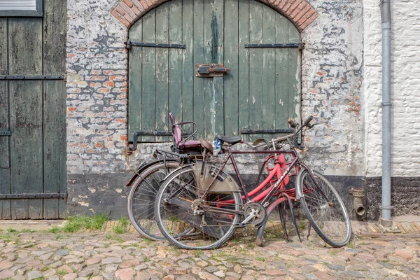 Hollanda - Elburg - 12 Mayıs 2018: Eski ev Elburg merkezi Hollanda içinde park edilmiş Bisiklet ile.