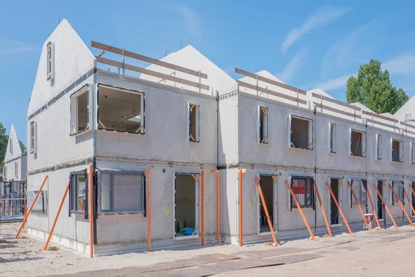 Şantiye ile evlerin yapım aşamasında Leidschendam, Hollanda.