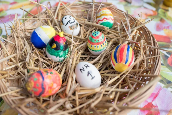 Beschilderde Pasen Eieren Een Mand Met Rietje — Stockfoto